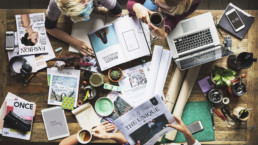 Colegas trabalhando com inbound marketing e marketing de conteúdo impresso